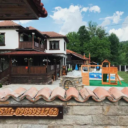 Pensiune карамановите къщи 3*